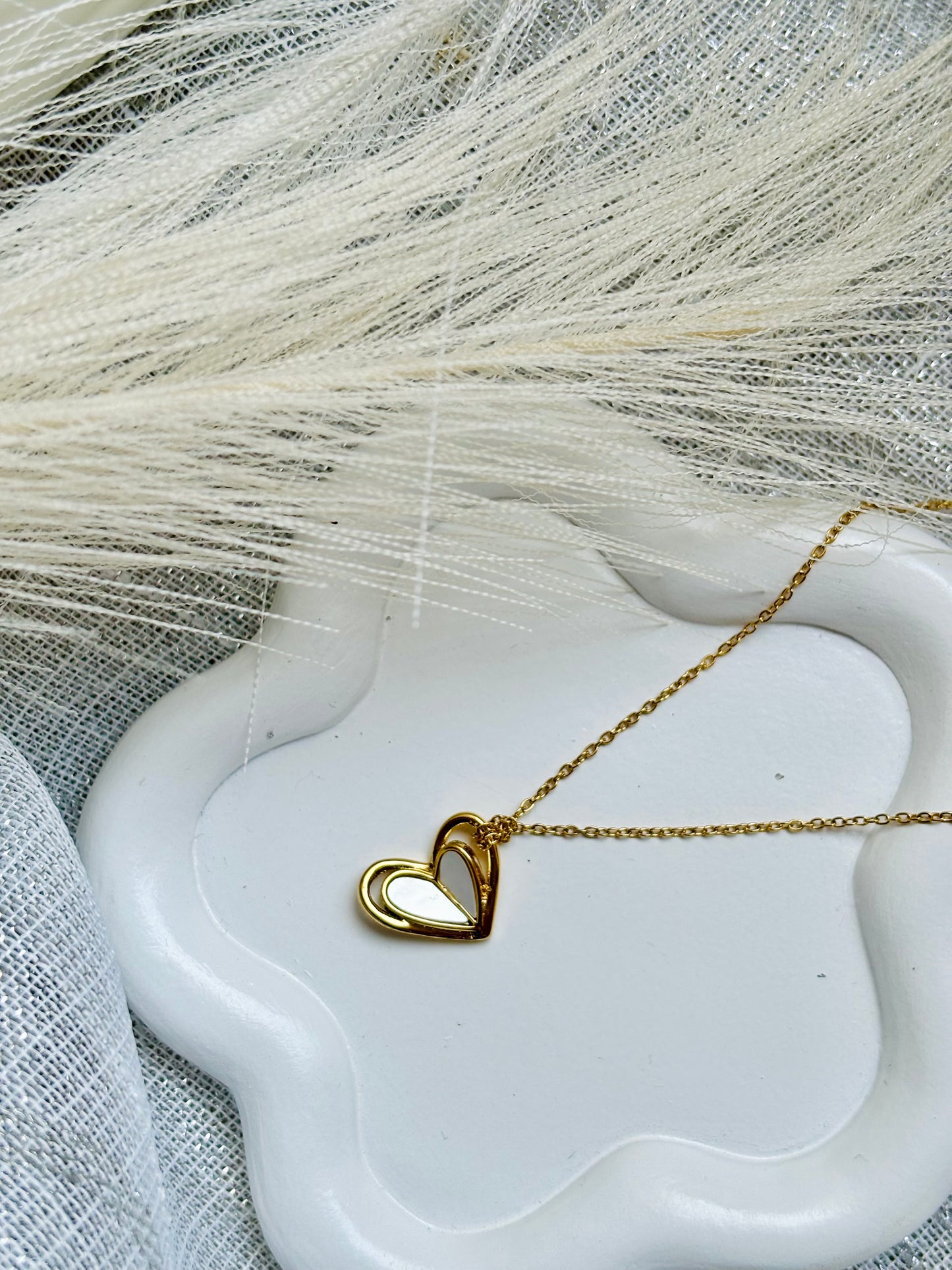Collier doré fin avec pendentif cœur en nacre