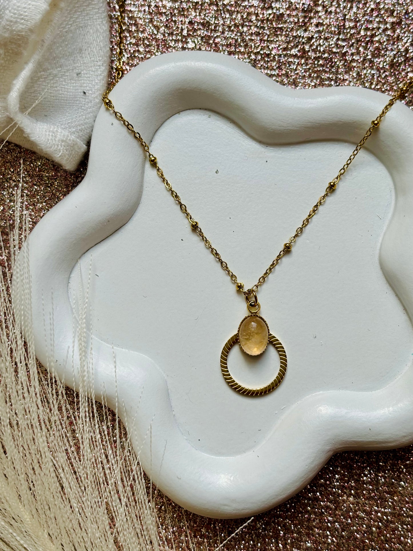 Collier chaîne dorée avec pendentif