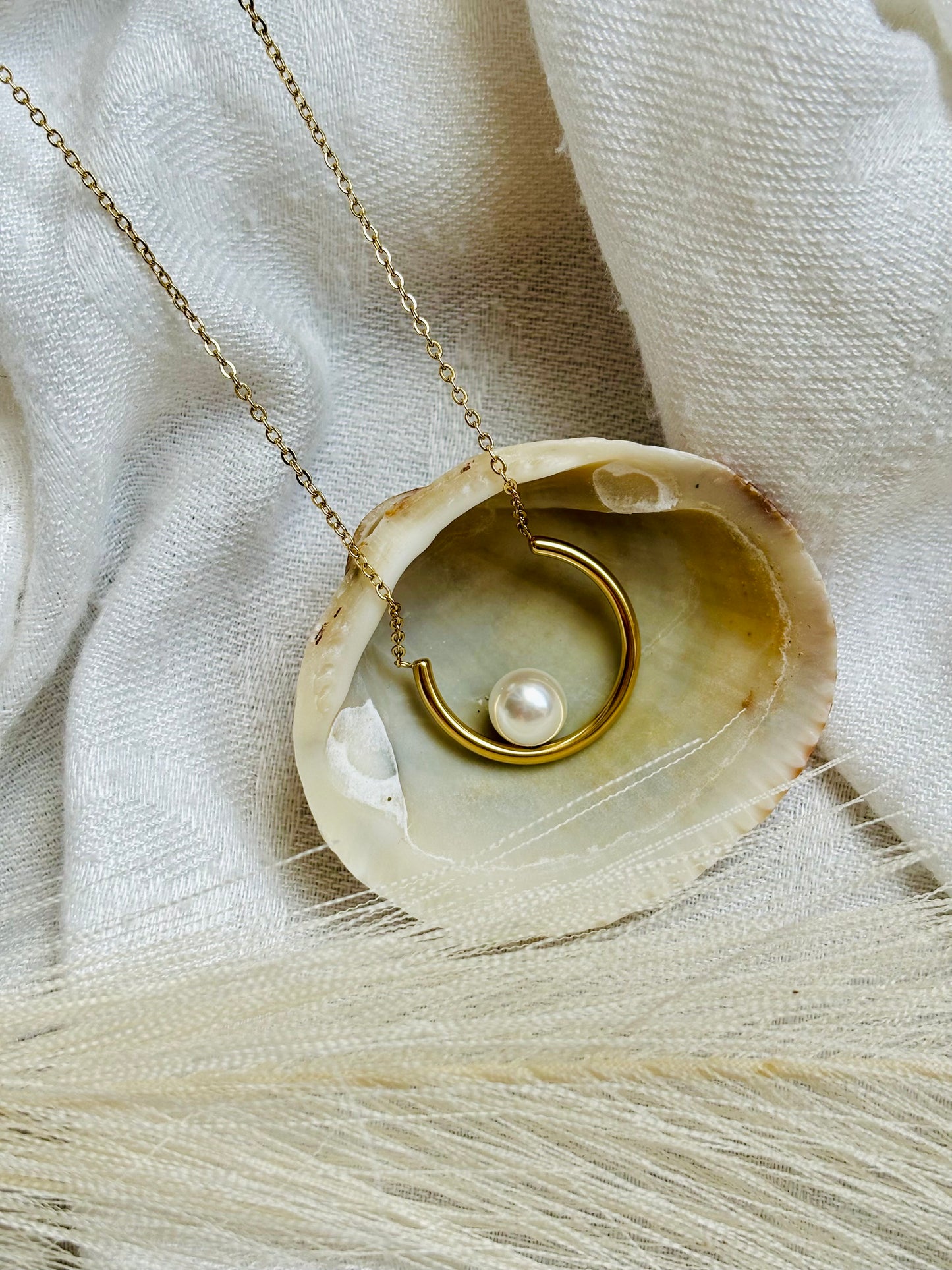Collier Doré en U avec Perle