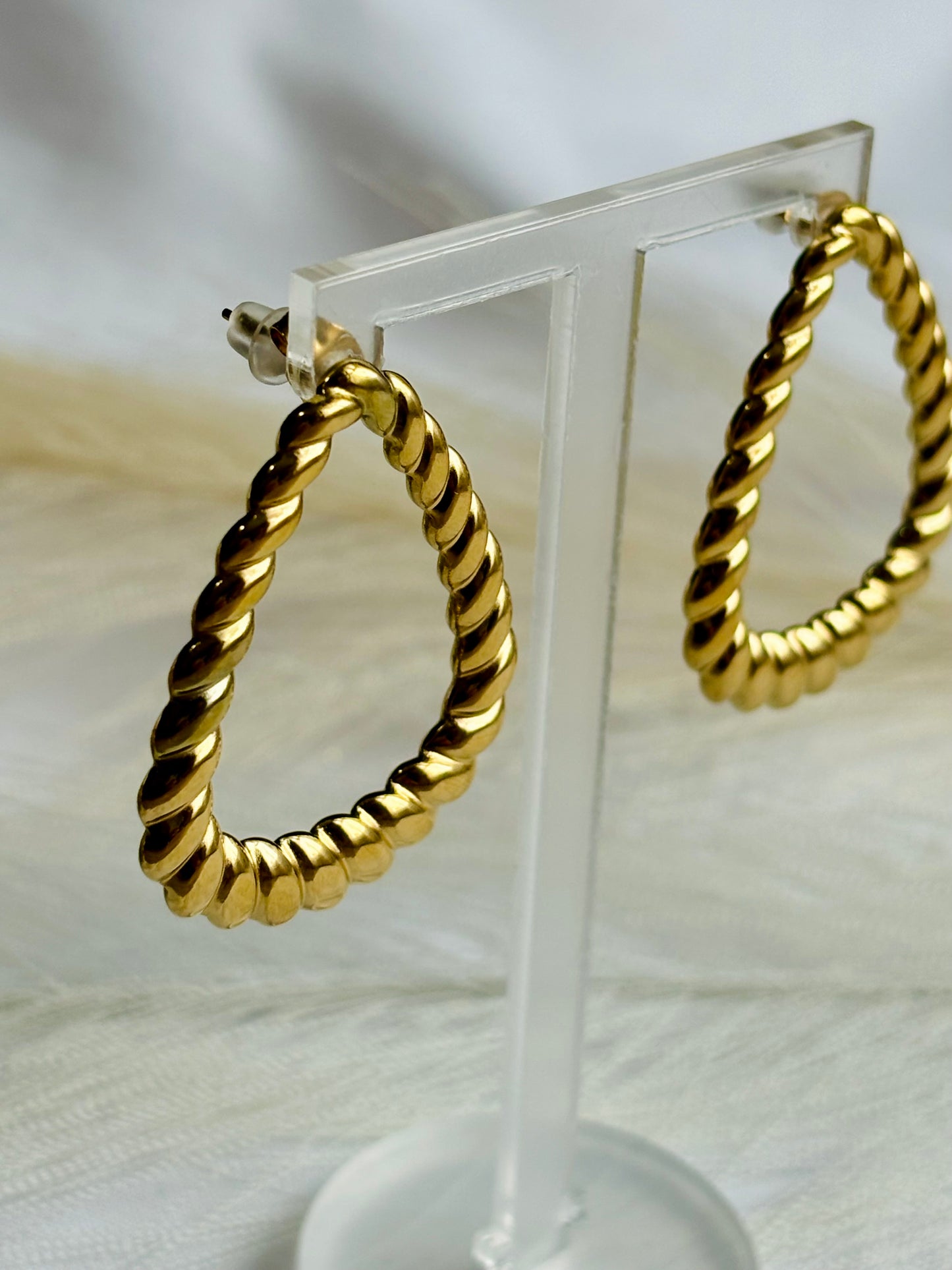 Boucles d’oreilles pendantes triangle dorée