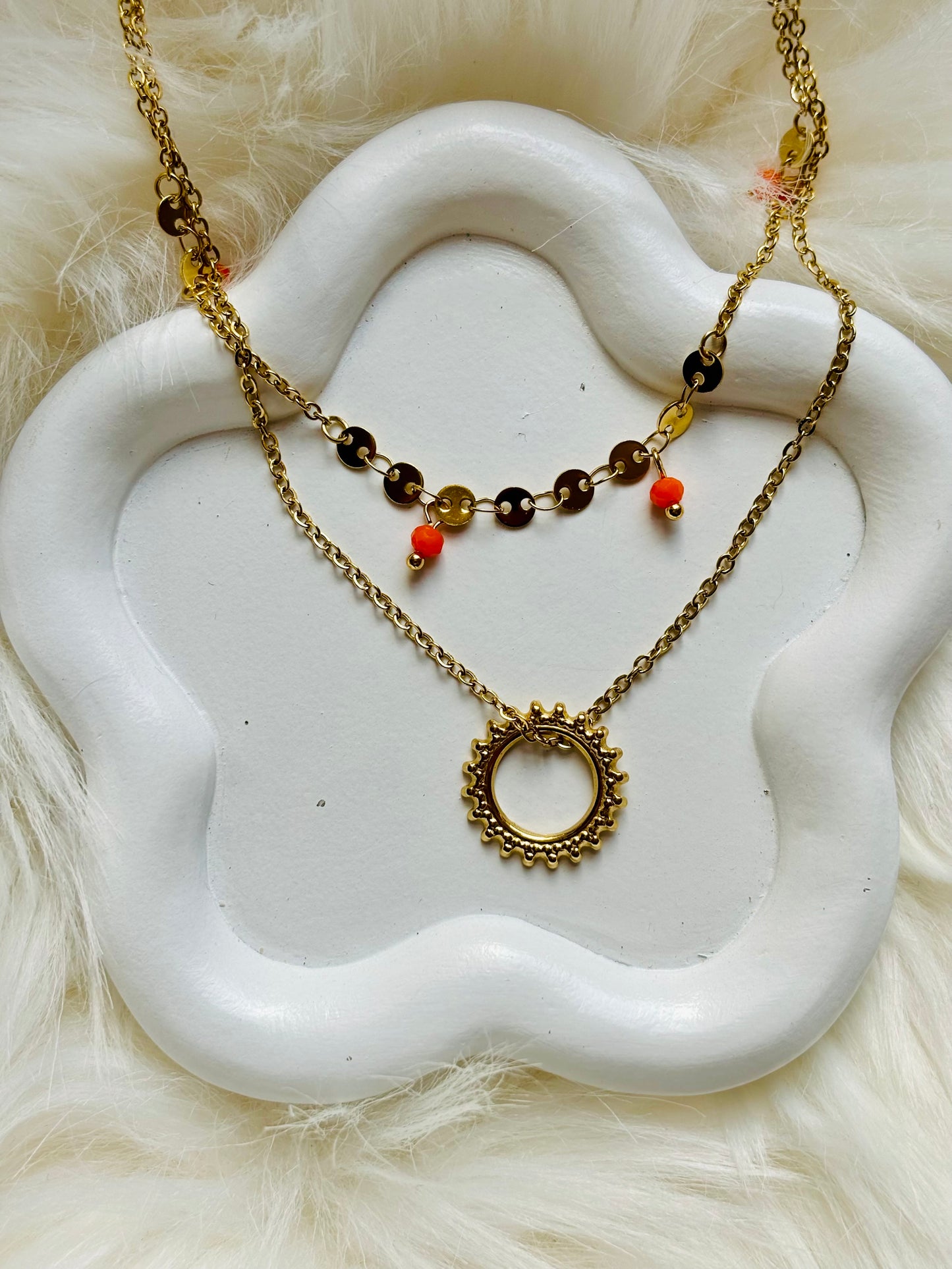 Collier double chaîne dorée avec pendentif soleil