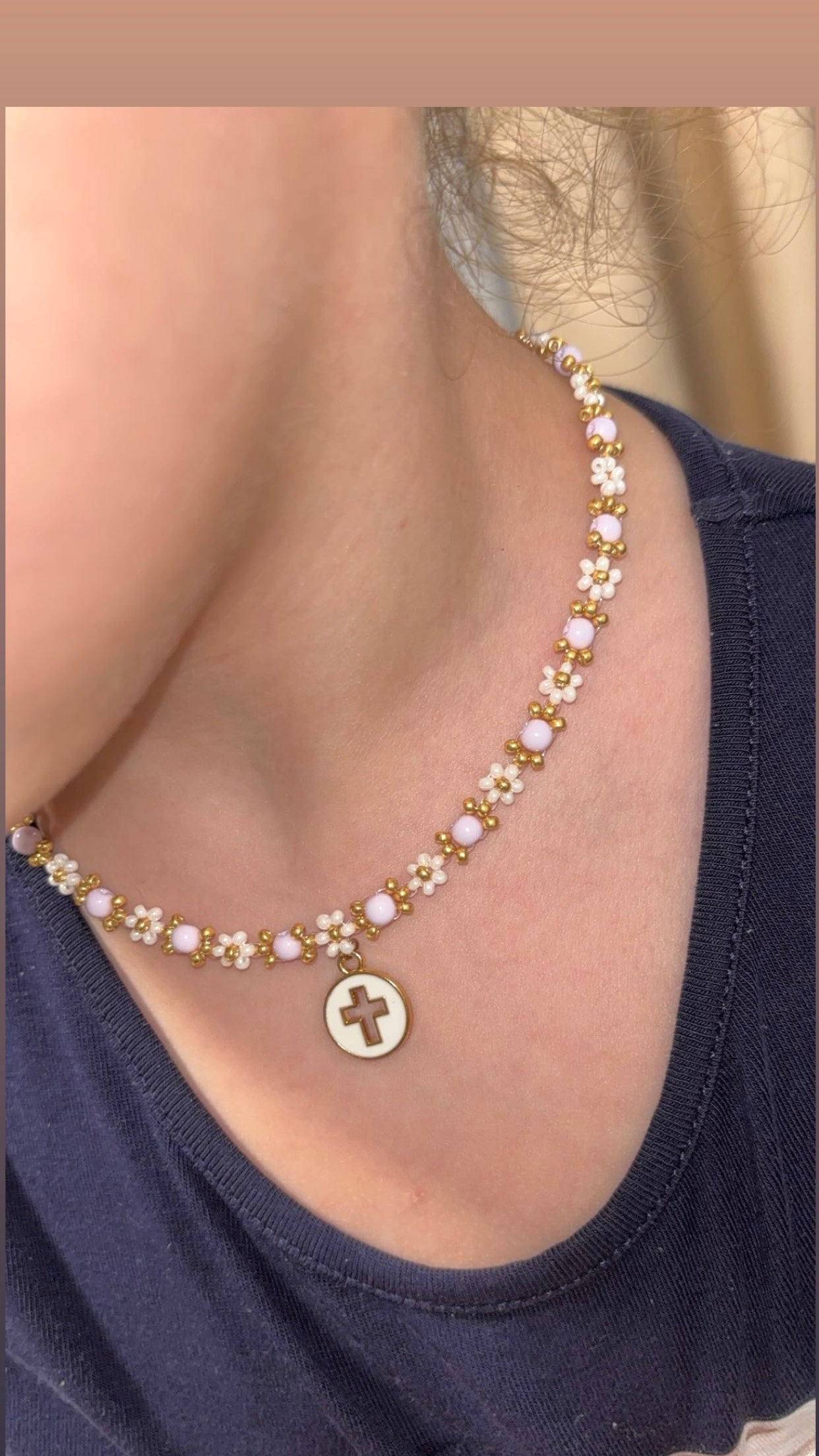 Collier fleurs avec croix