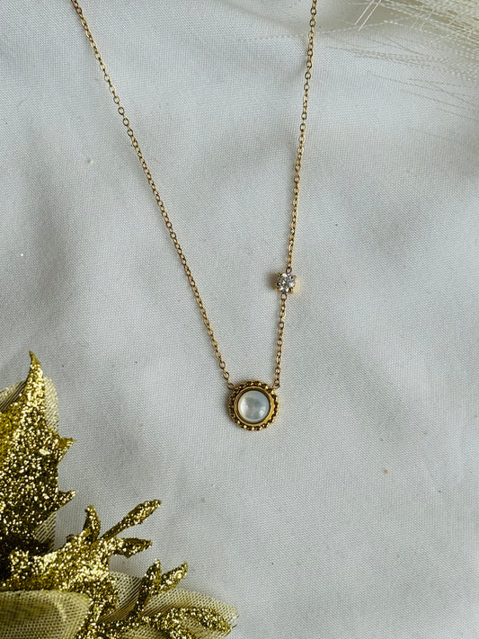 Round necklace with rhinestones