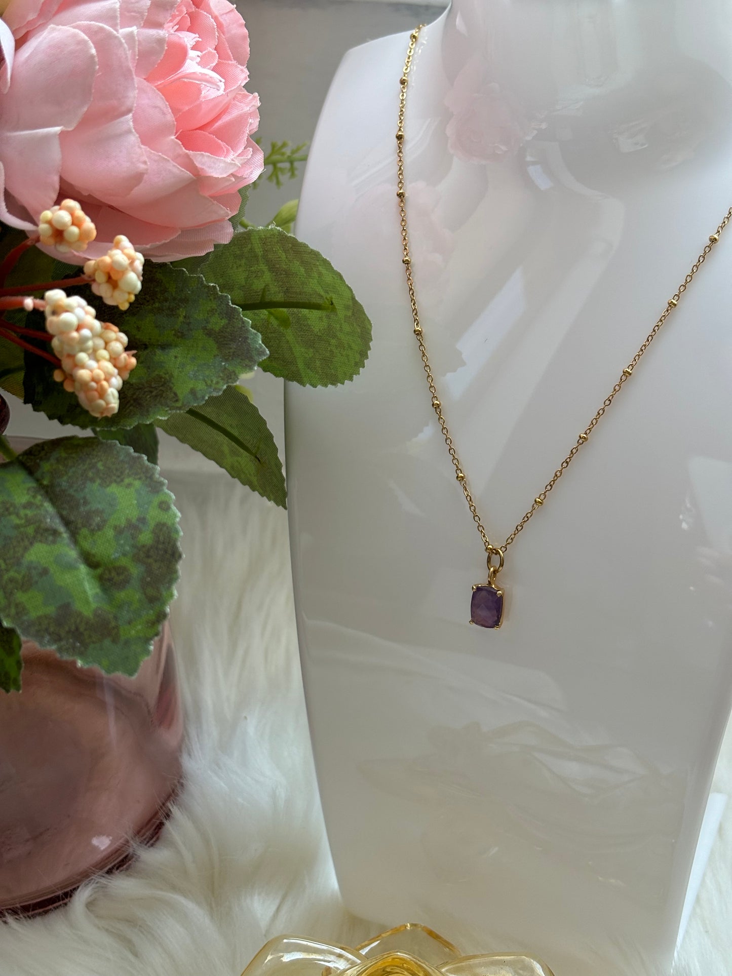 Collier avec pendentif violet