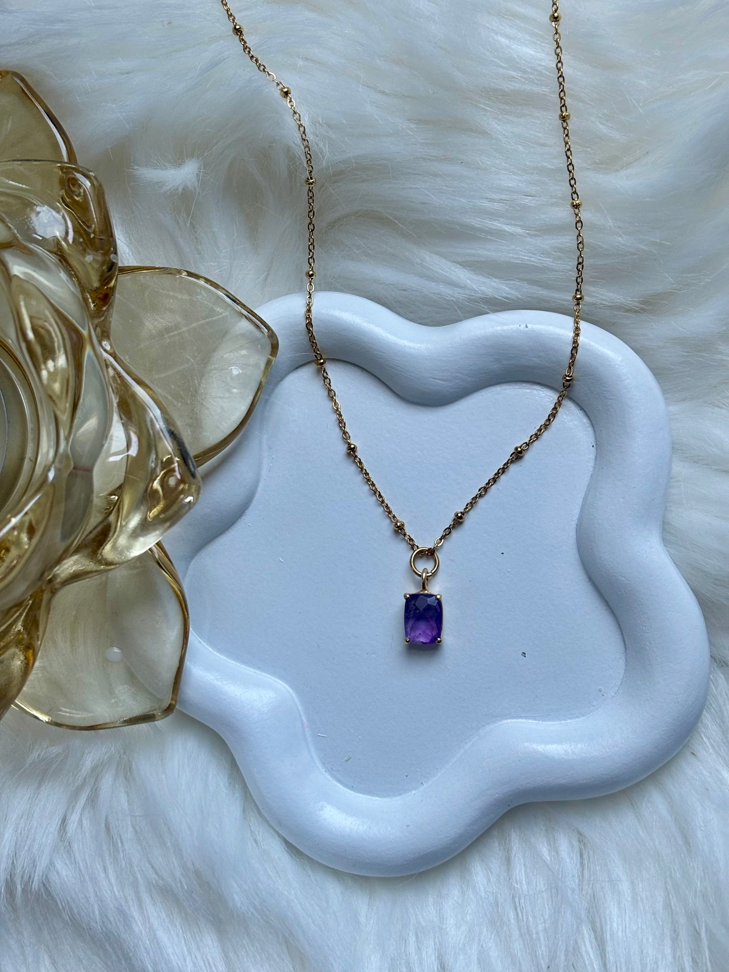 Collier avec pendentif violet