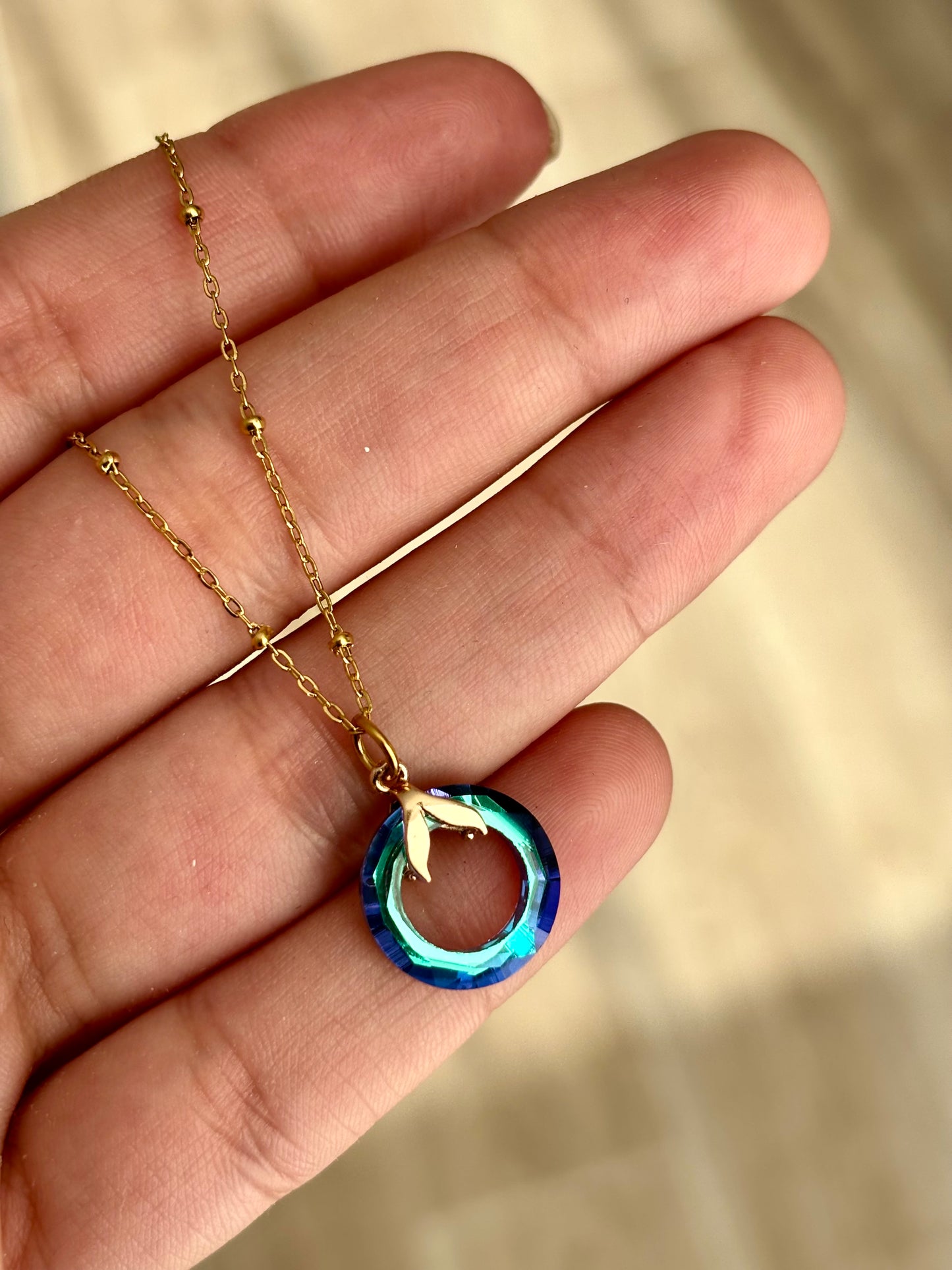 Collier avec anneau bleu