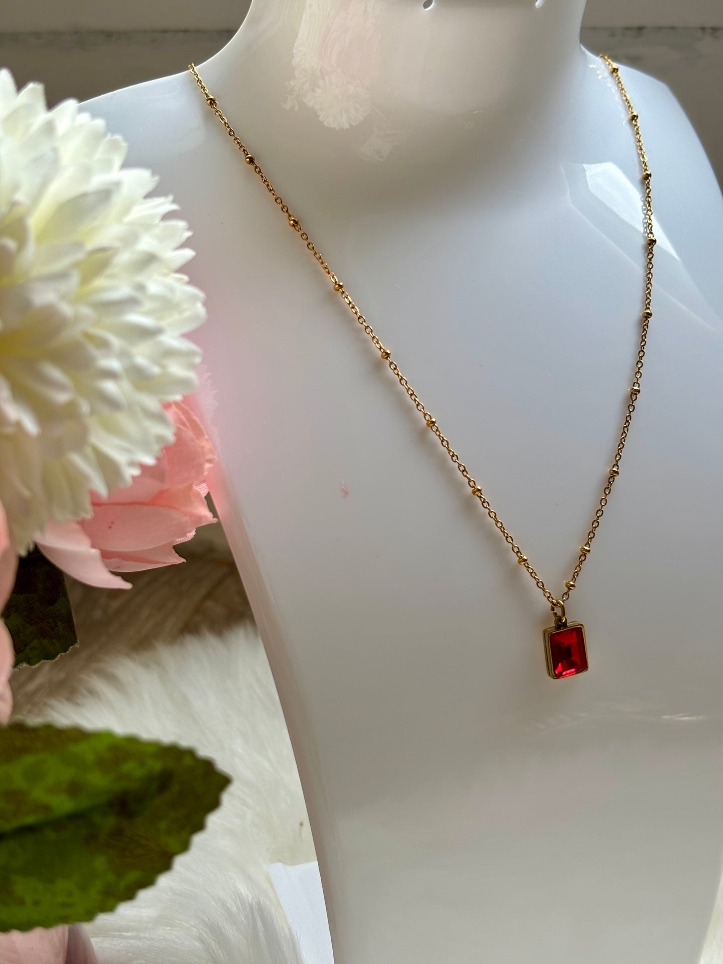 Collier avec breloque rouge