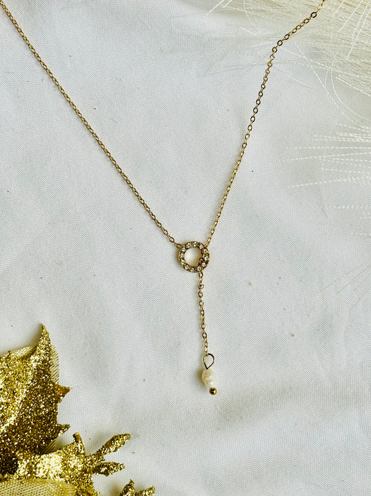 Necklace with hanging pearl