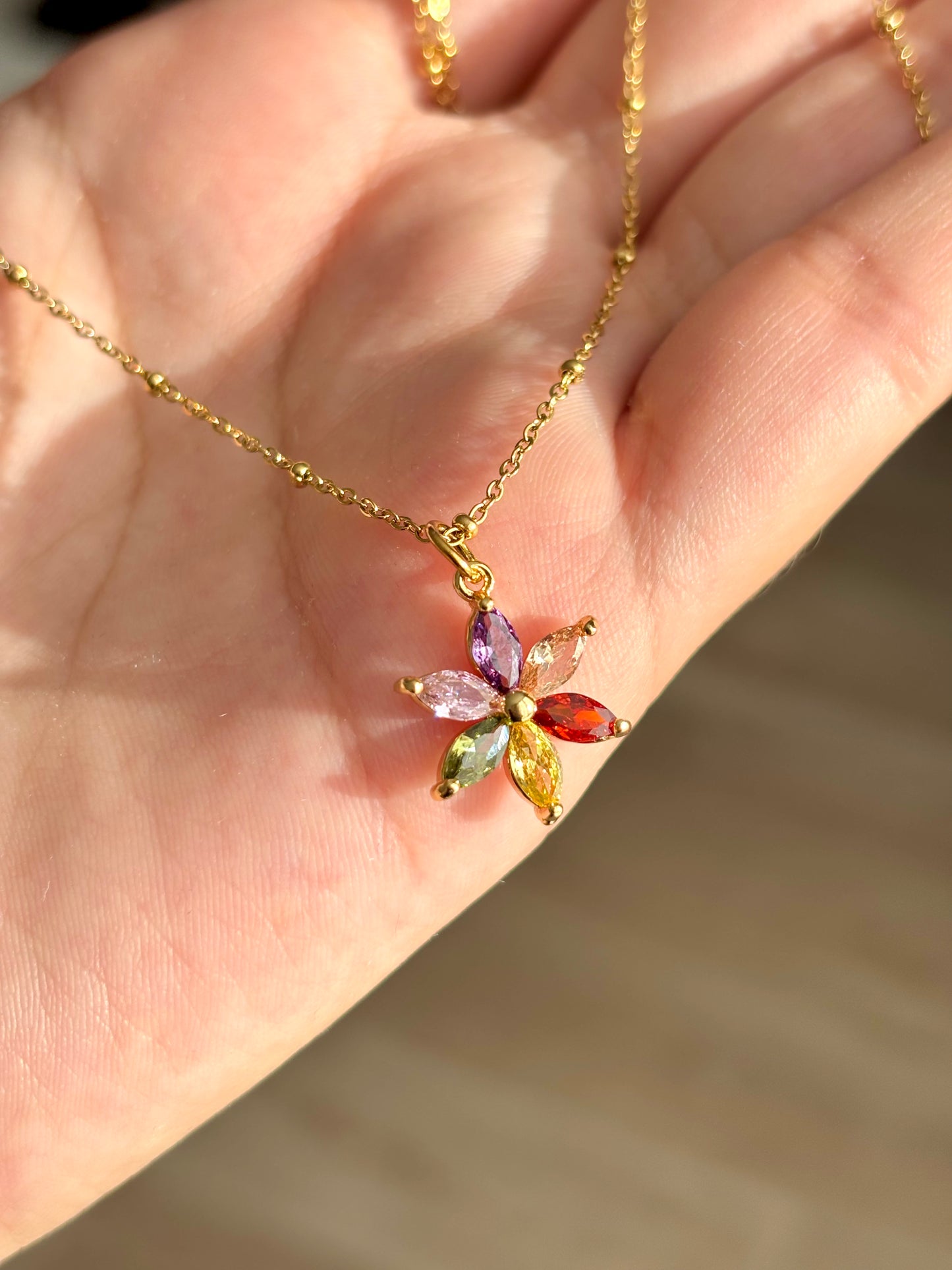 Collier avec pendentif fleurs multicolores
