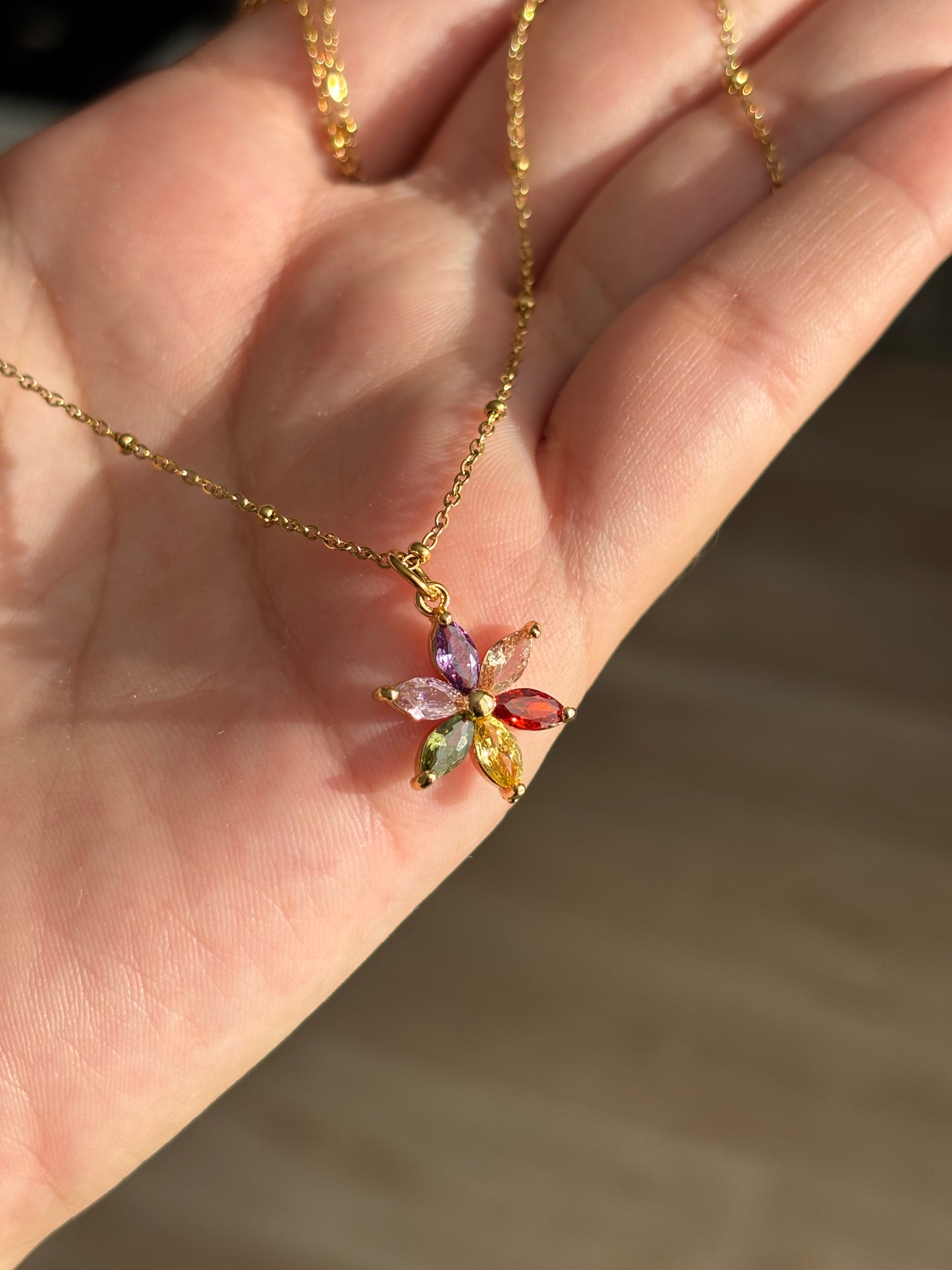 Collier avec pendentif fleurs multicolores