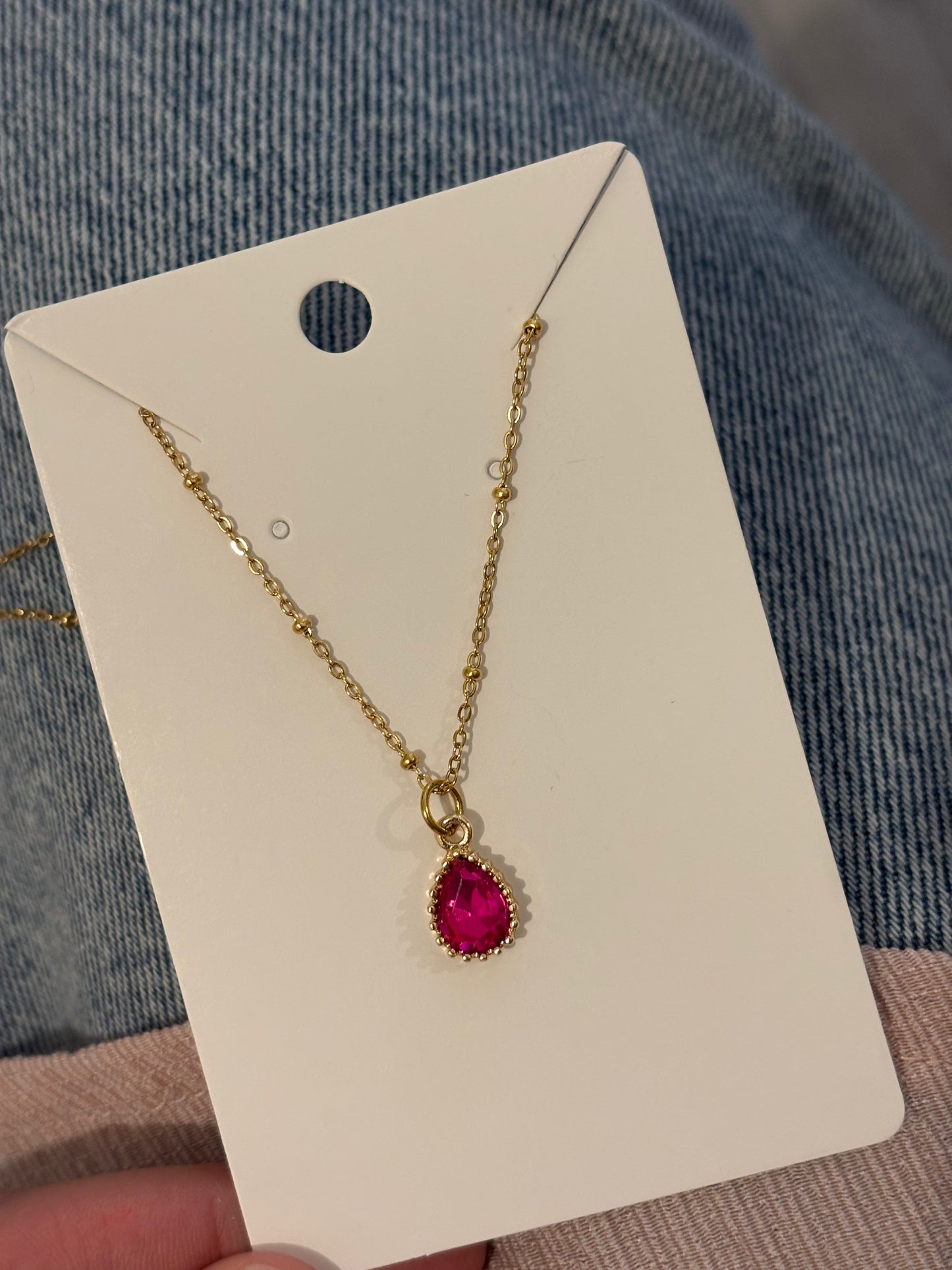 Collier avec pendentif goutte rose