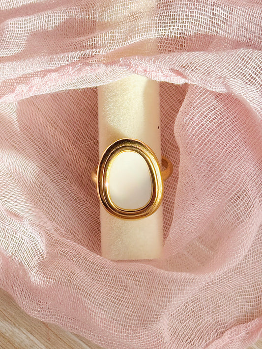 Bague ovale blanche
